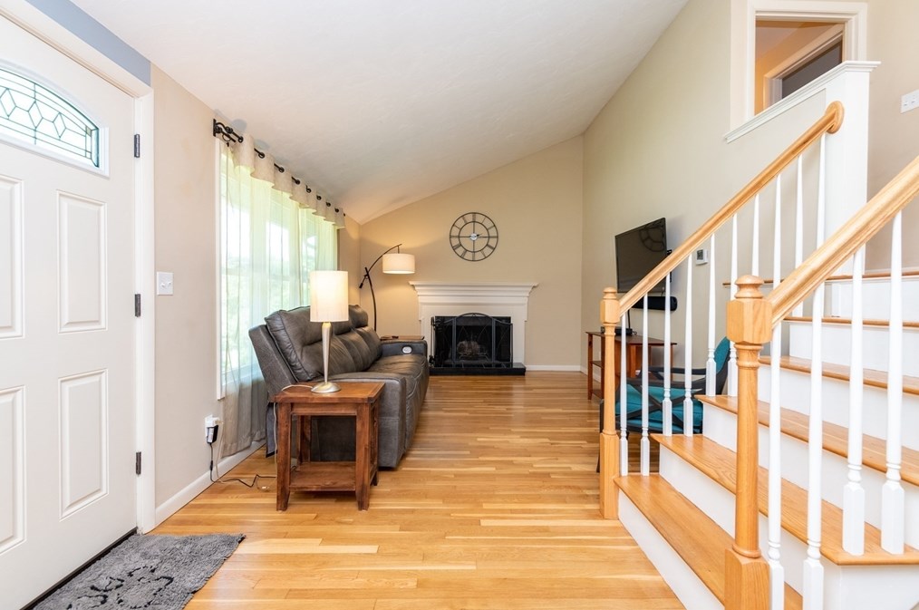 31 Old Jacobs Rd, Haverhill MA 01833-1010 exterior