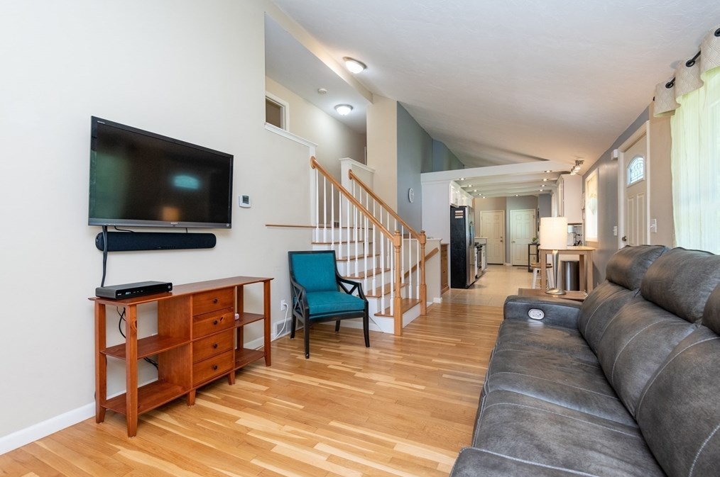 31 Old Jacobs Rd, Haverhill MA 01833-1010 exterior