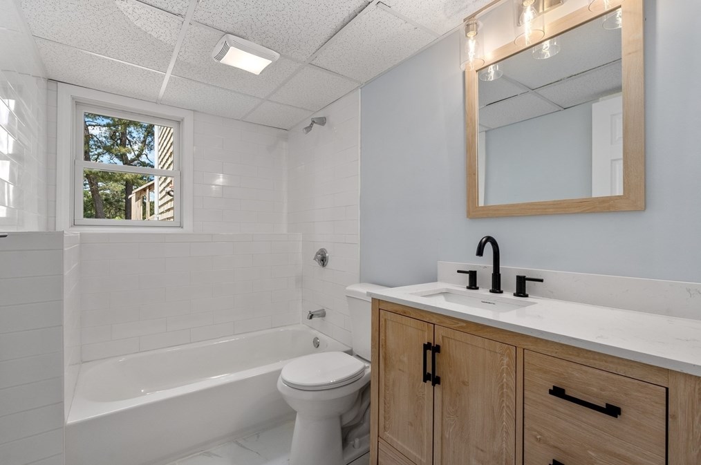 200 Charge Pond Rd, Wareham MA 02571-1113 exterior