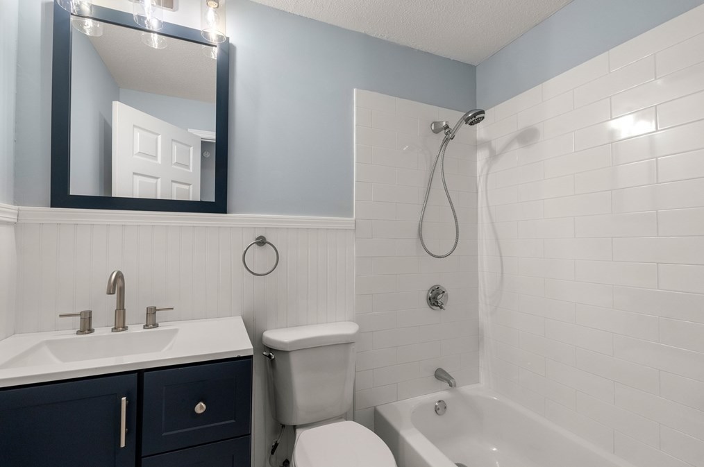 200 Charge Pond Rd, Wareham MA 02571-1113 exterior