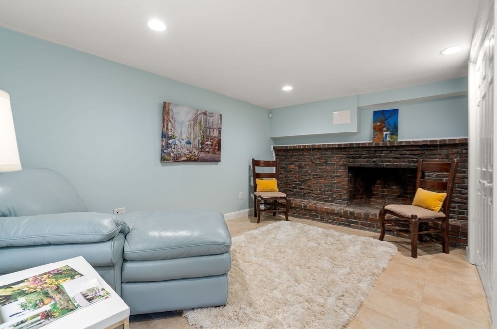 24 Mohawk Rd, Arlington MA 02474-1606 exterior