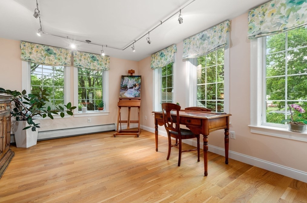 24 Mohawk Rd, Arlington MA 02474-1606 exterior