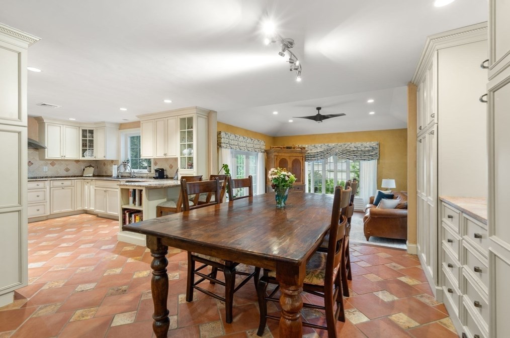 24 Mohawk Rd, Arlington MA 02474-1606 exterior