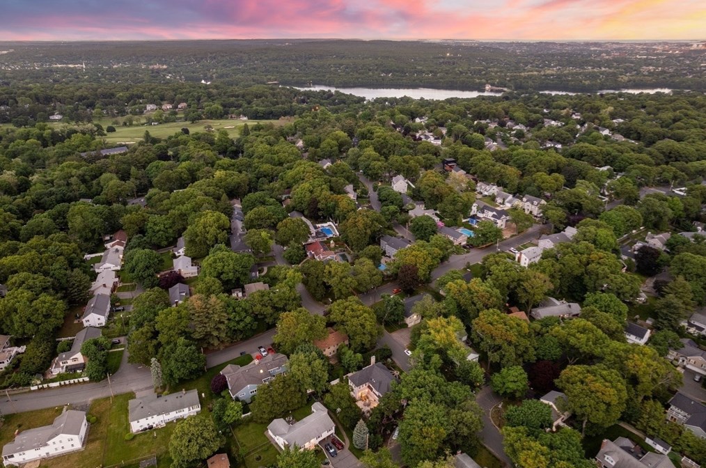 24 Mohawk Rd, Arlington MA 02474-1606 exterior