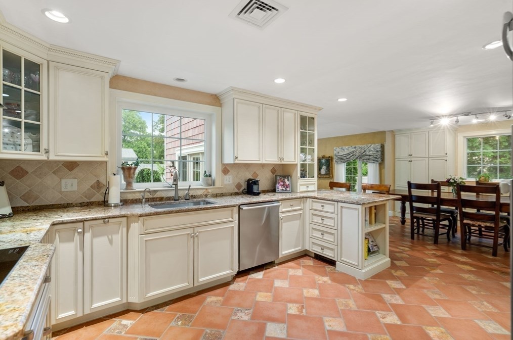 24 Mohawk Rd, Arlington MA 02474-1606 exterior