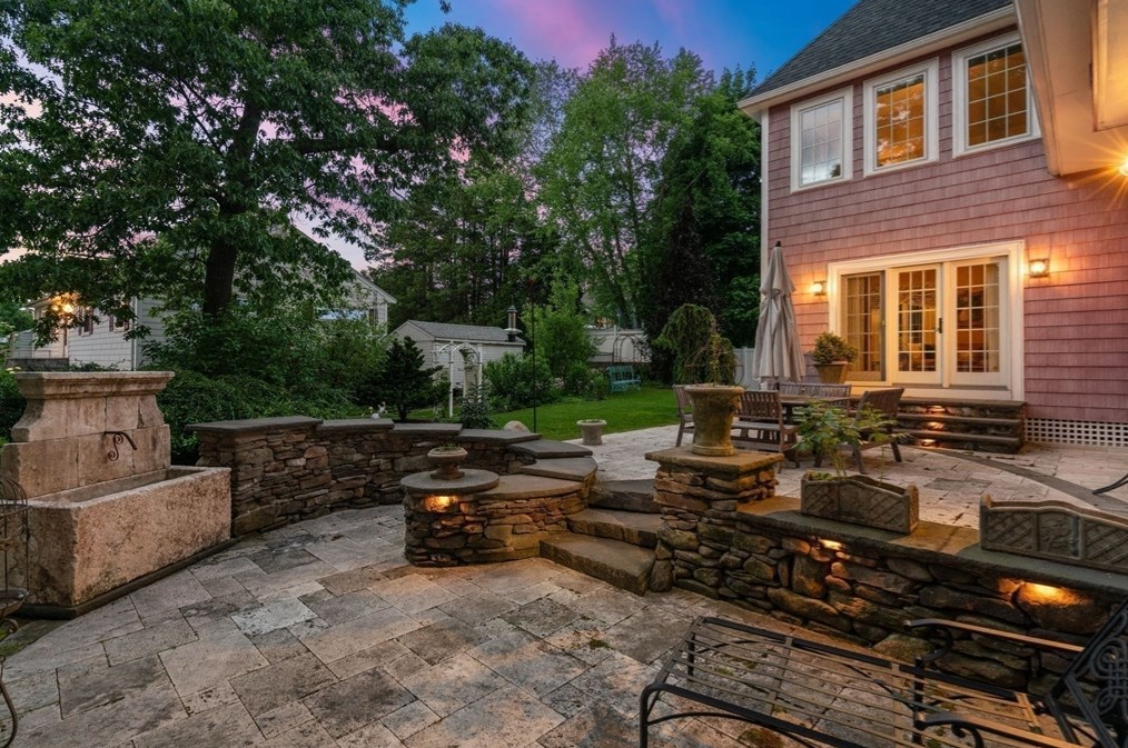 24 Mohawk Rd, Arlington MA 02474-1606 exterior