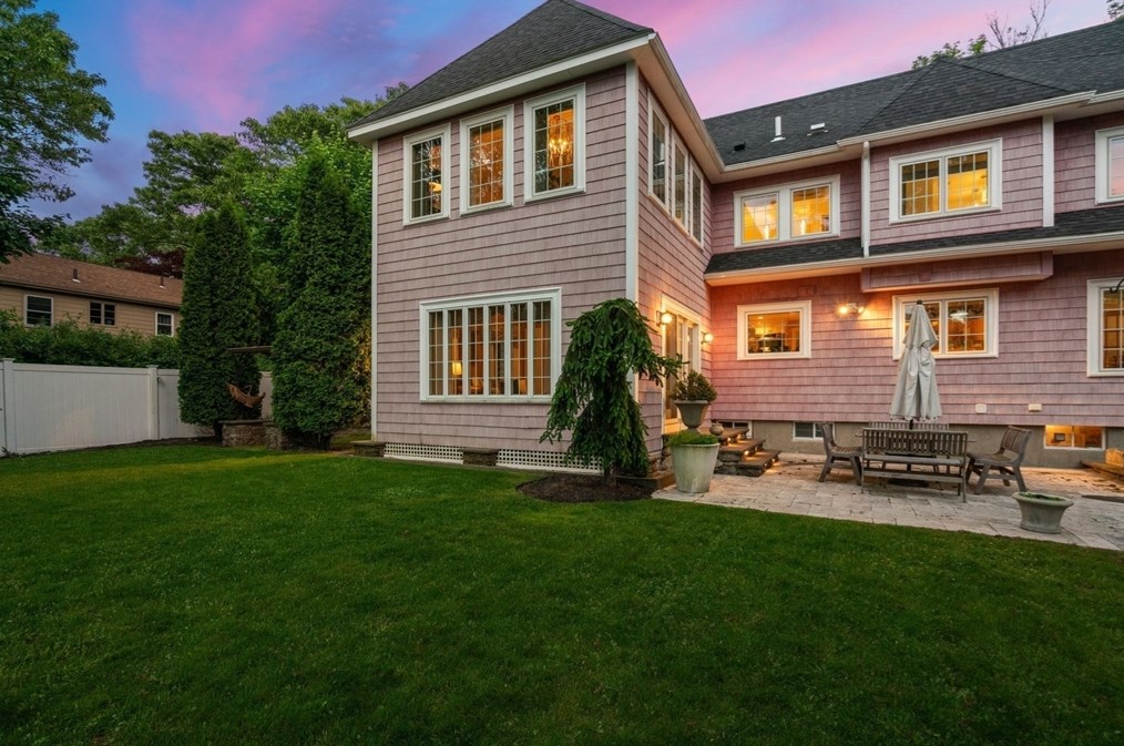 24 Mohawk Rd, Arlington MA 02474-1606 exterior