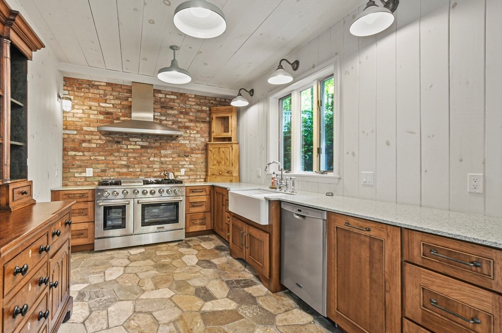 67 Bennetts Rd, Sturbridge MA  01566-1402 exterior