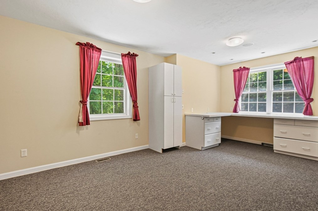 67 Bennetts Rd, Sturbridge MA  01566-1402 exterior