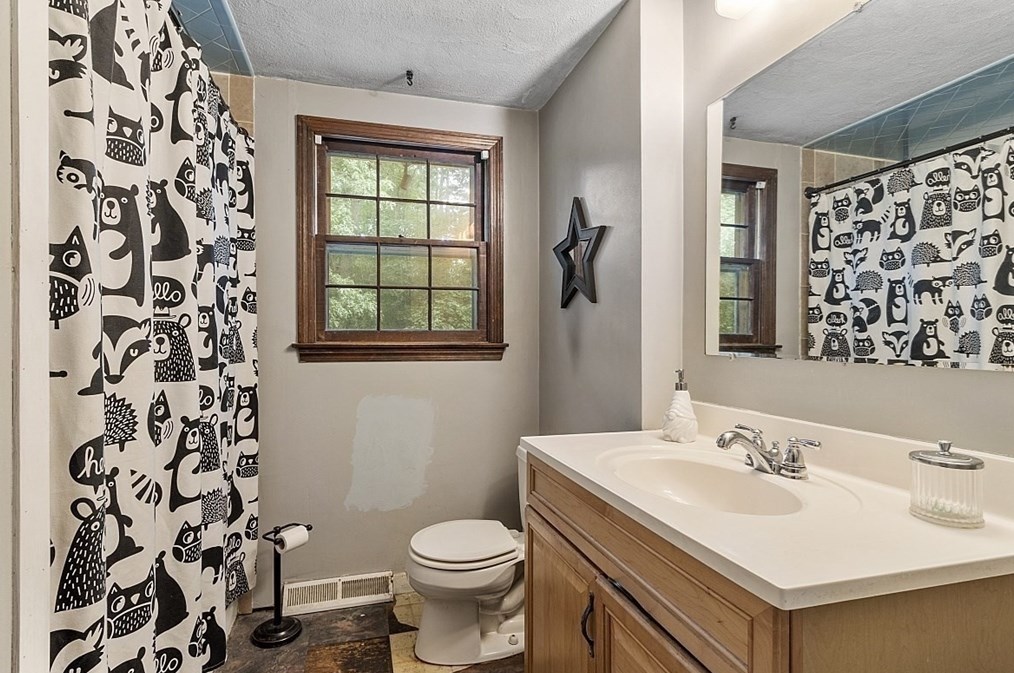 16 Geiger Dr, Tewksbury MA 01876-2307 exterior