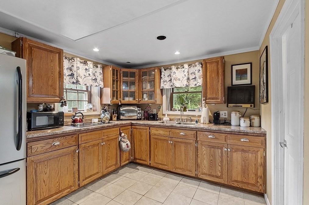 16 Geiger Dr, Tewksbury MA 01876-2307 exterior