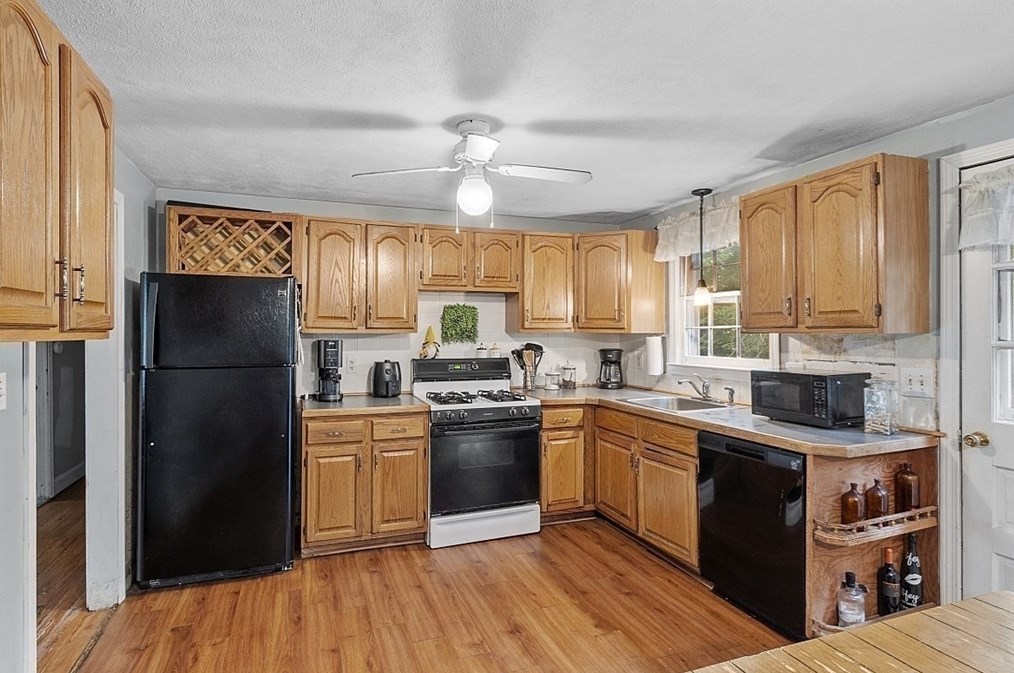 16 Geiger Dr, Tewksbury MA 01876-2307 exterior