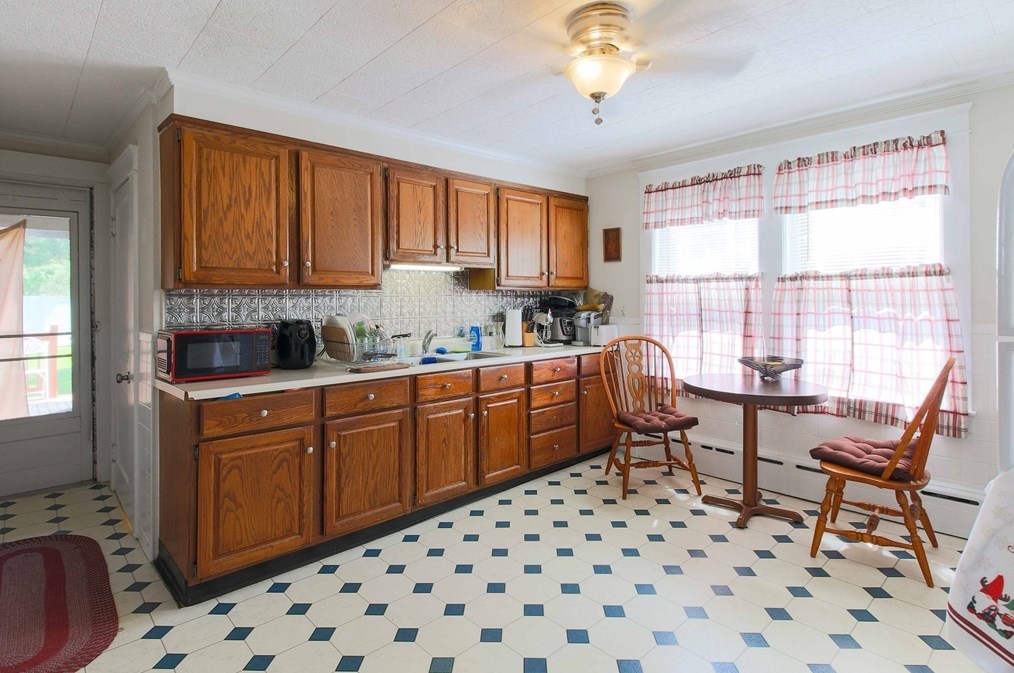 12 Upland Ave, Webster MA 01570-2342 exterior