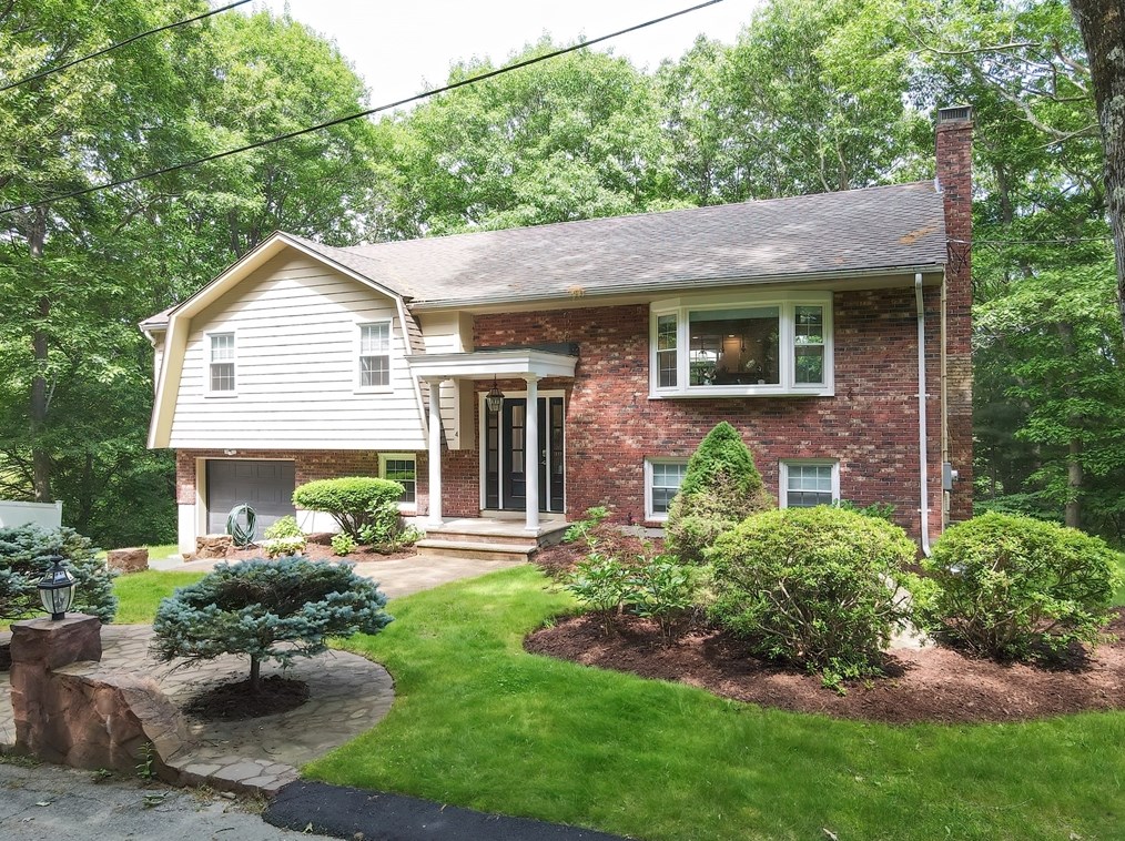 4 Hawkes Ln, South-Lynnfield, MA 01940 exterior