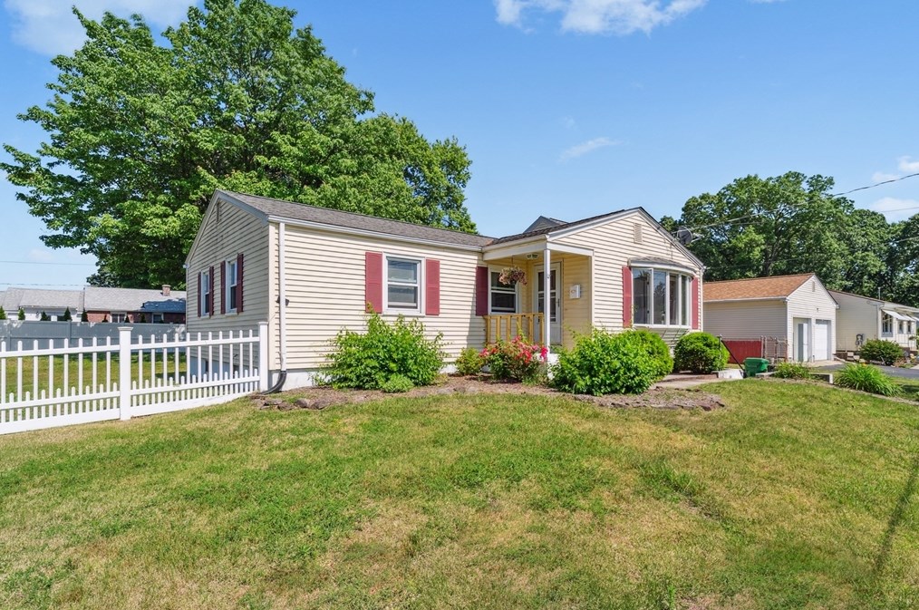 27 Woodcrest Ct, Chicopee, MA 01020 exterior