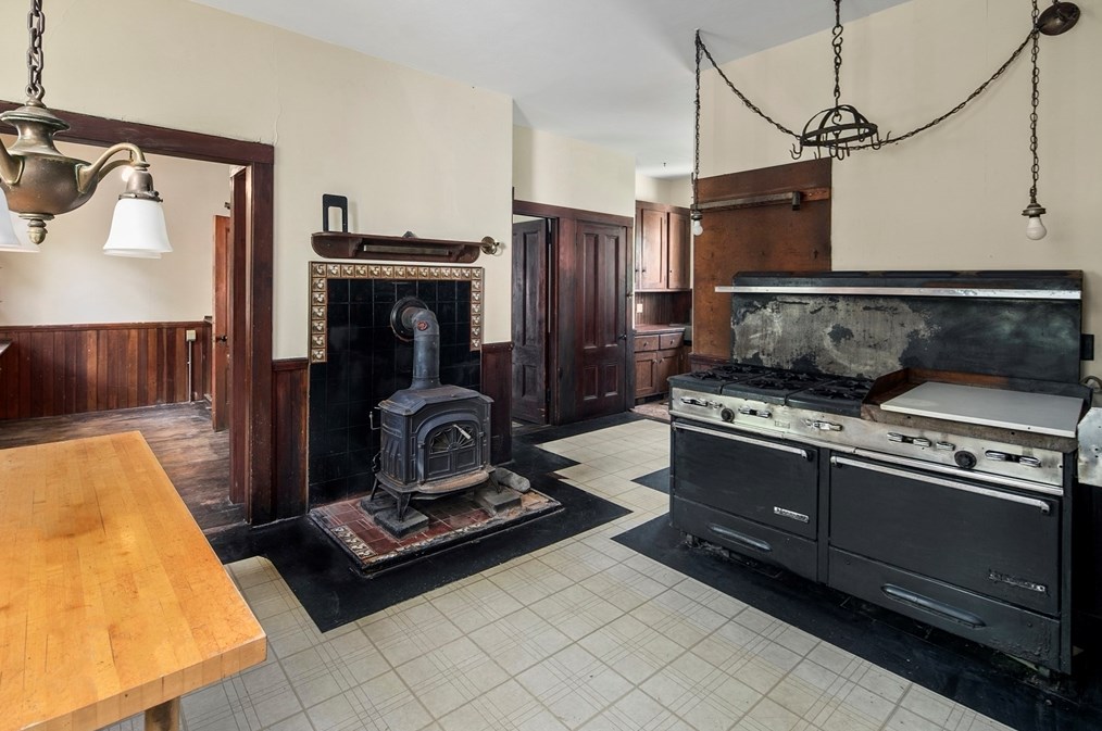 187 Howard St, West Bridgewater MA 02379-1710 exterior