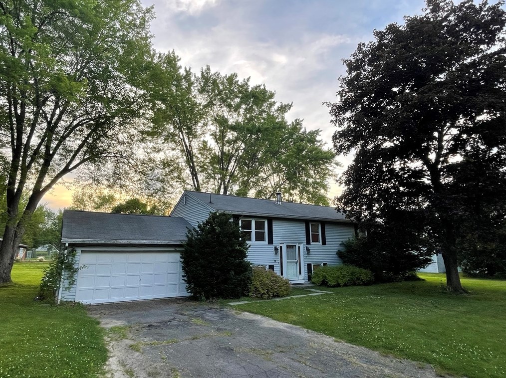 15 Carriage Ln, Amherst, MA 01002