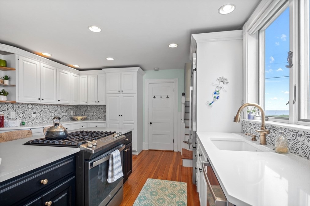 72 B St, Hull MA  02045-1941 exterior