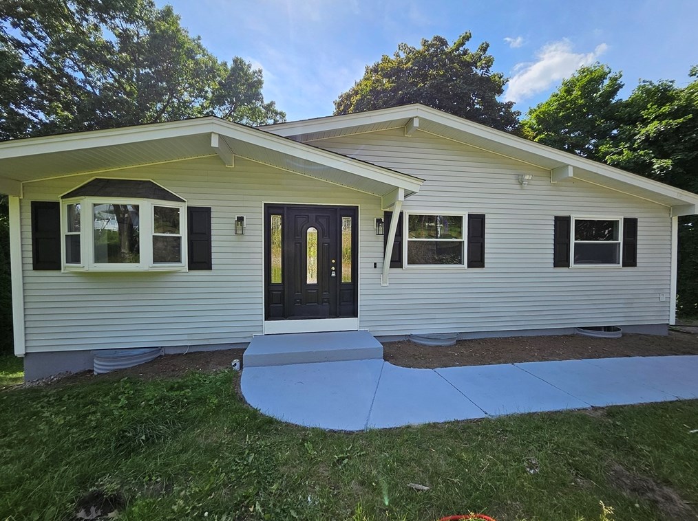 139 Avis Ave, Dracut MA 01826-2607 exterior