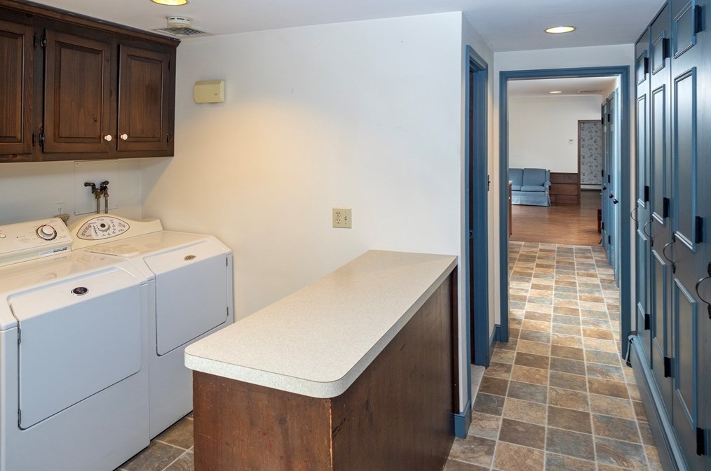 12 Queen Anne Ln, Hingham MA 02043-3904 exterior