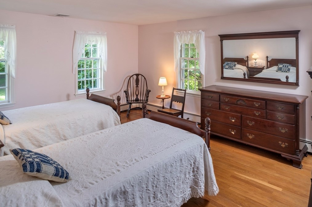 12 Queen Anne Ln, Hingham MA 02043-3904 exterior