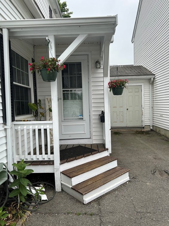 33 Upland St, North Andover, MA 01845 exterior