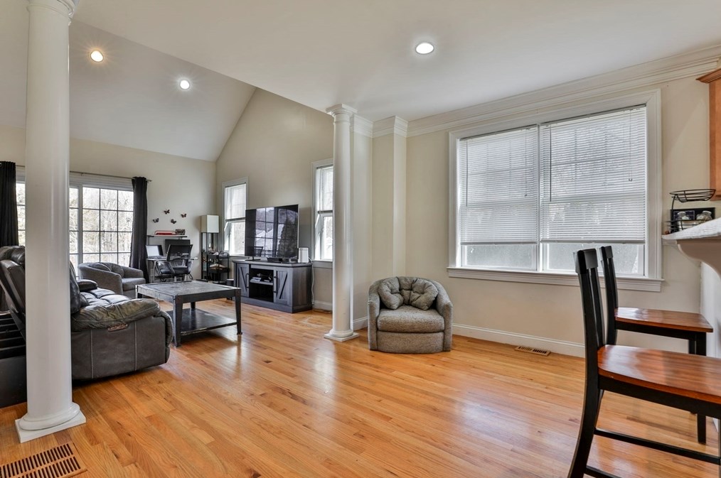 129 Lincoln St #b, Hudson, MA 01749