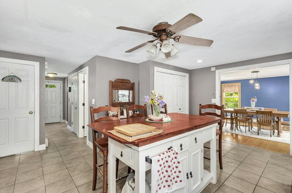 332 Old Coldbrook Rd, Barre MA 01005-9450 exterior