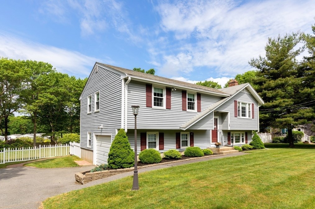 29 Worrall Rd, Plymouth, MA 02360
