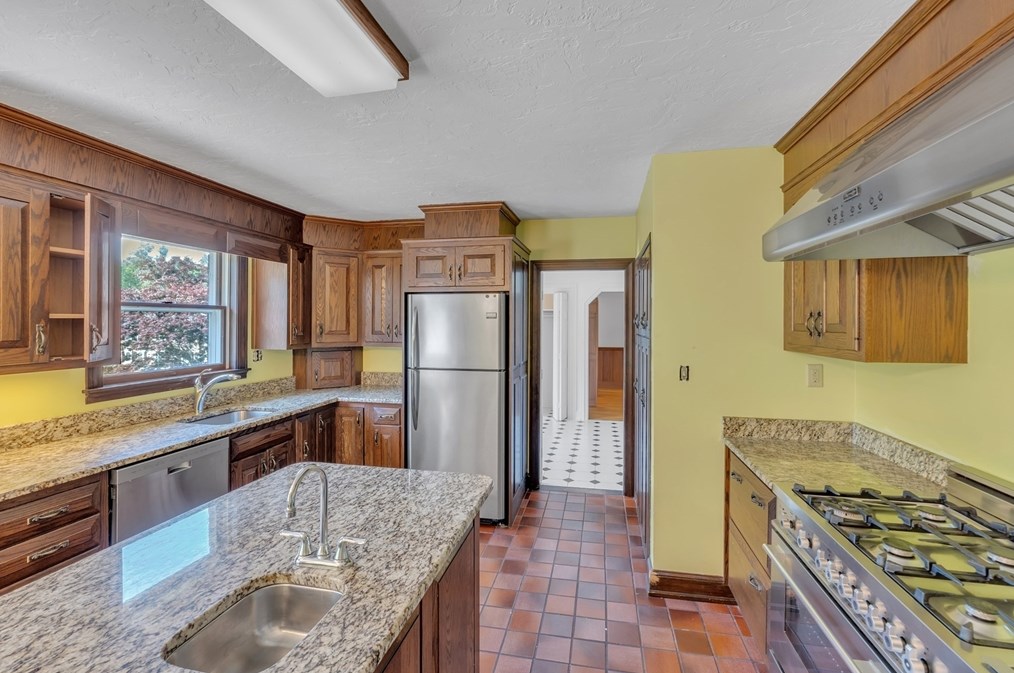 10 Sumac Cir, Holden, MA 01520-1130