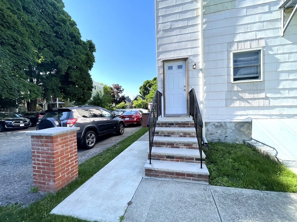 5 Cedar Sq, Cambridge MA 02140-2402 exterior