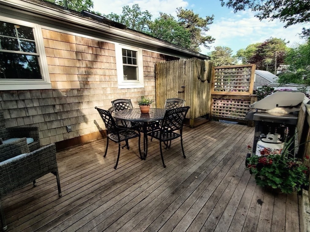 20 Surrey Ln, Harwich MA 02645-3116 exterior