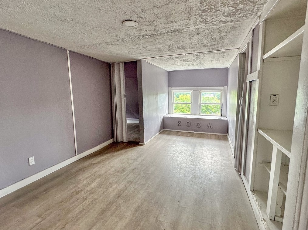 80 Riverdale St, West Springfield MA 01089-4619 exterior