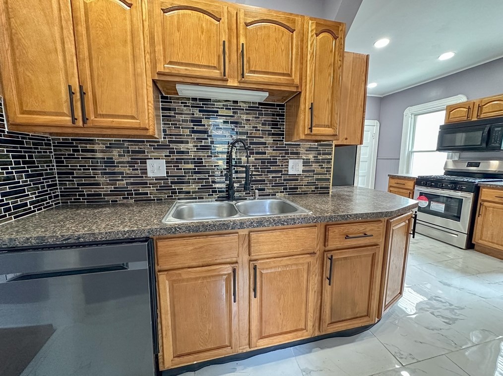 80 Riverdale St, West Springfield MA 01089-4619 exterior