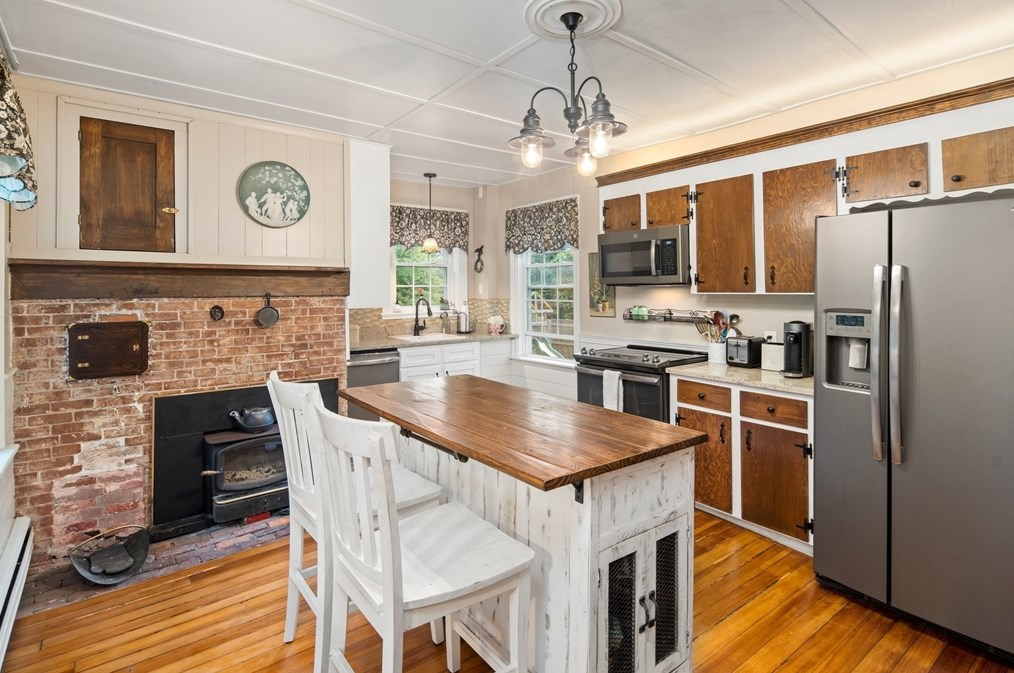 777 St, East Bridgewater MA 02324-2403 exterior