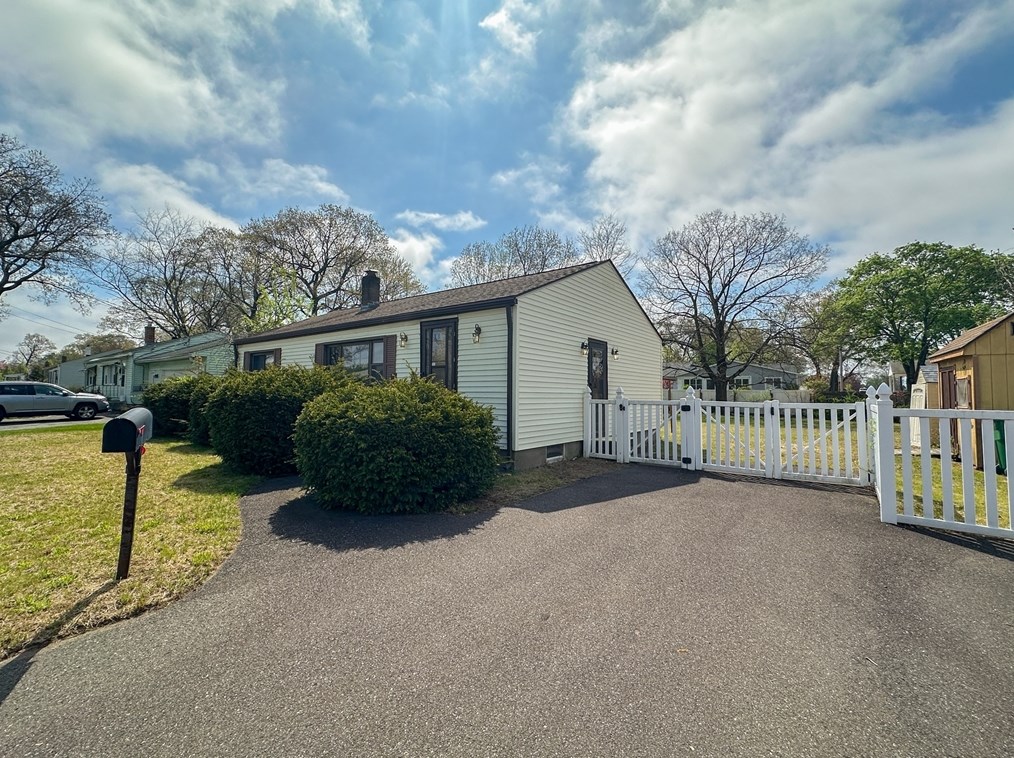 43 Falmouth Rd, Chicopee, MA 01020