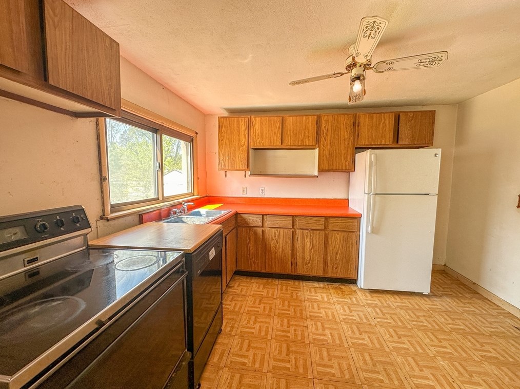 43 Falmouth Rd, Chicopee MA 01020-3806 exterior