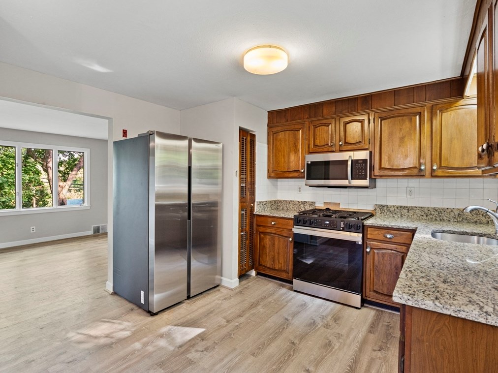 96 Lexington St, Burlington MA exterior