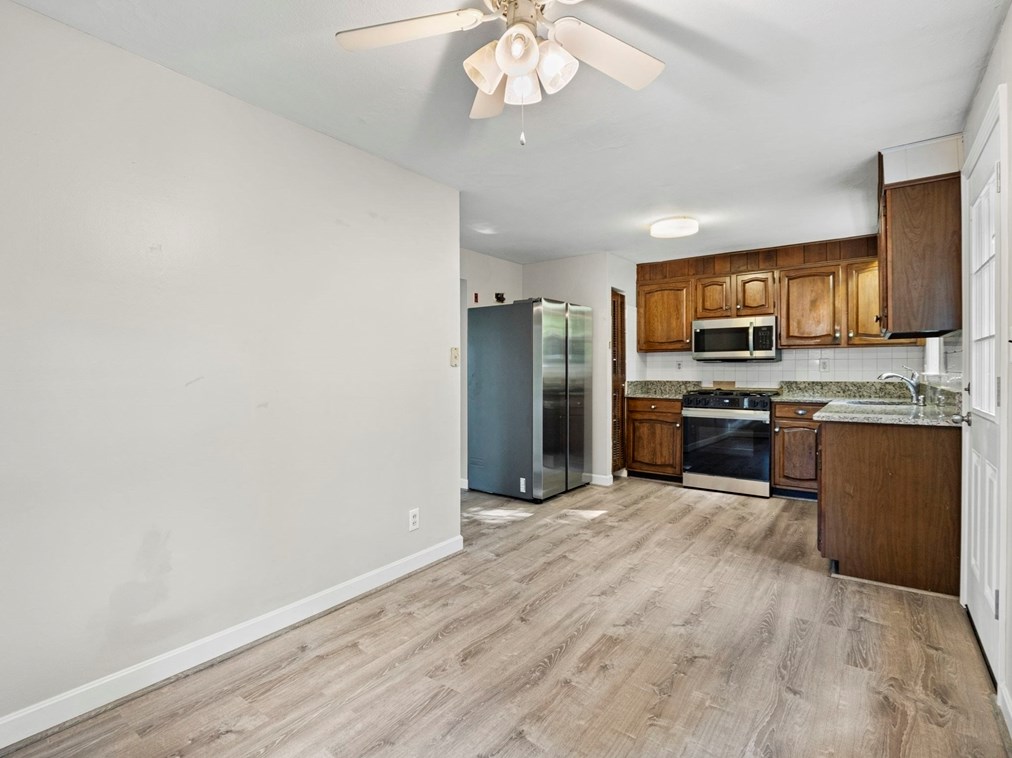 96 Lexington St, Burlington MA exterior