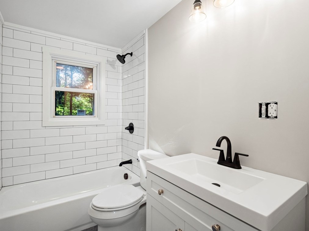 96 Lexington St, Burlington MA exterior