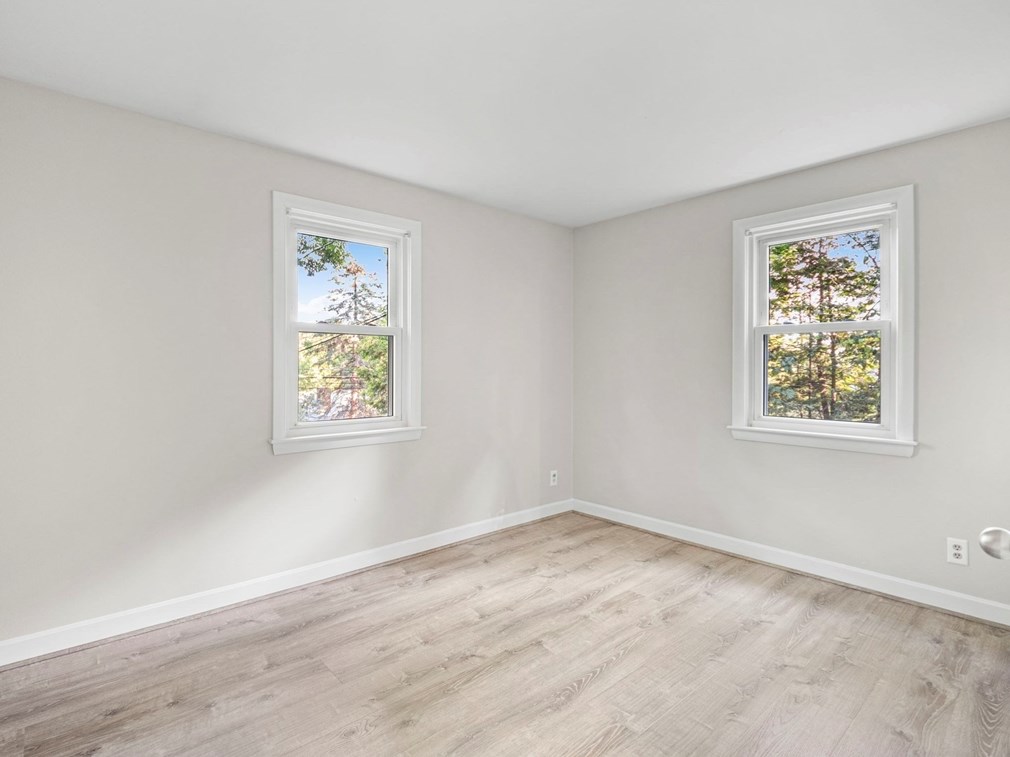 96 Lexington St, Burlington MA exterior