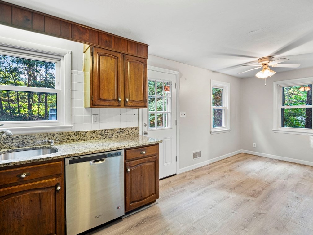 96 Lexington St, Burlington MA exterior