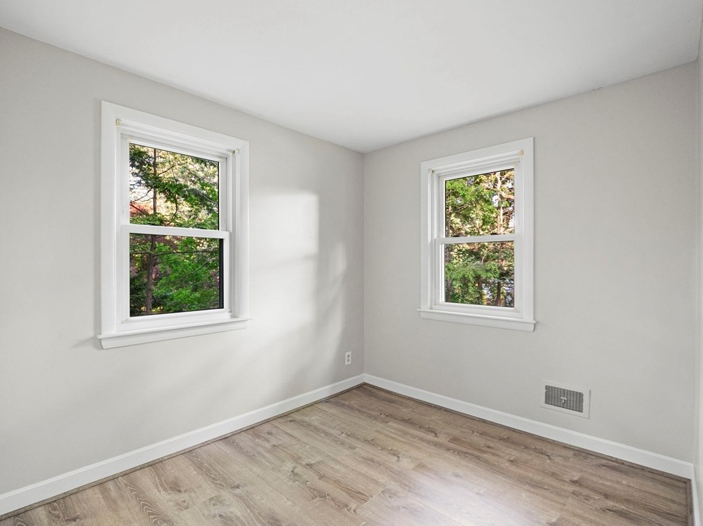 96 Lexington St, Burlington MA exterior