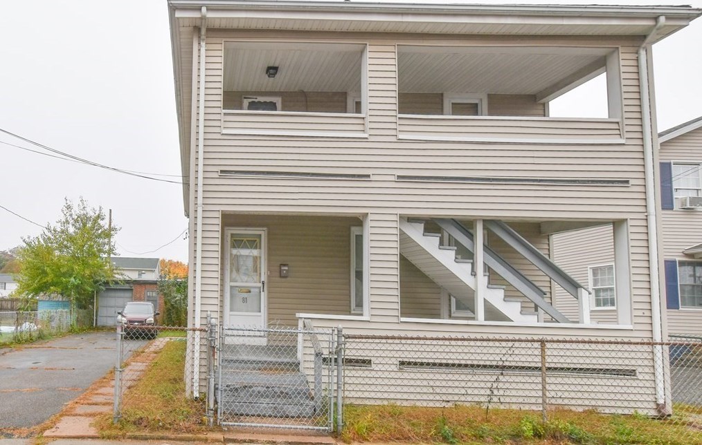 81 East St, Holyoke, MA 01040-6348