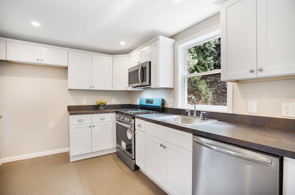 49 Pondview Dr, Chicopee MA 01020-2139 exterior