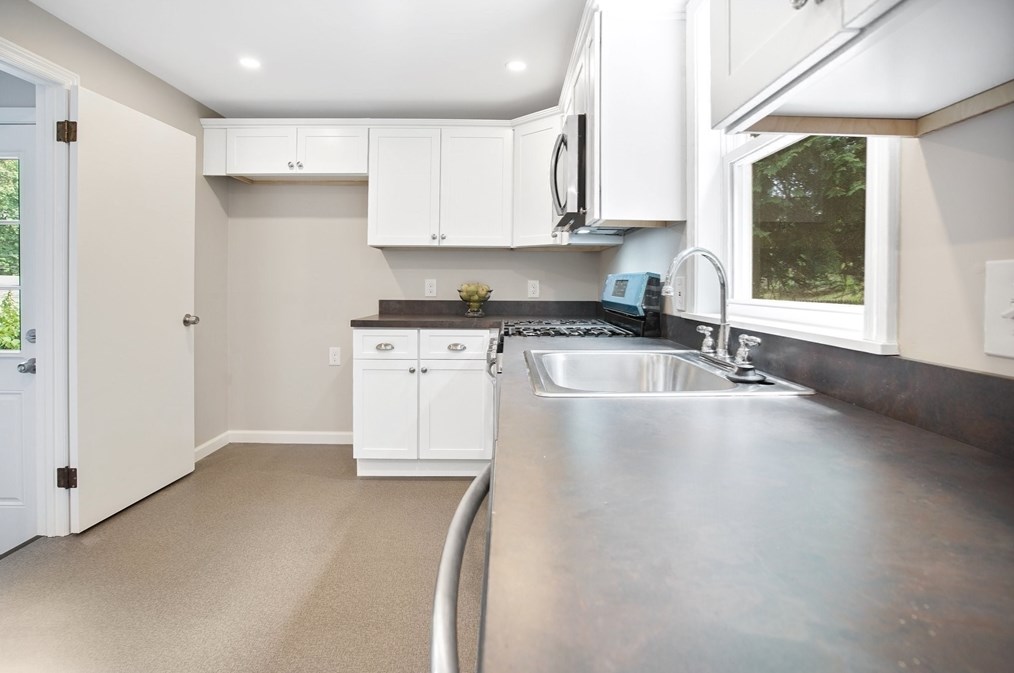 49 Pondview Dr, Chicopee MA 01020-2139 exterior