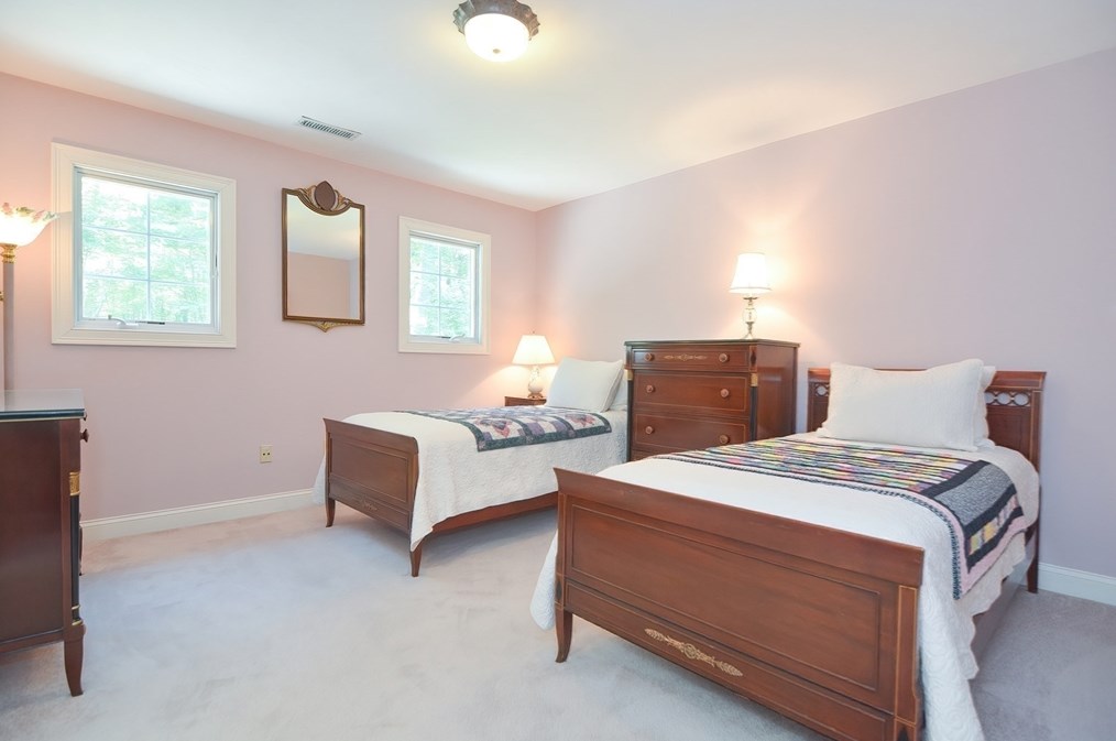 4 Evans Ln, Norfolk MA 02056-1545 exterior