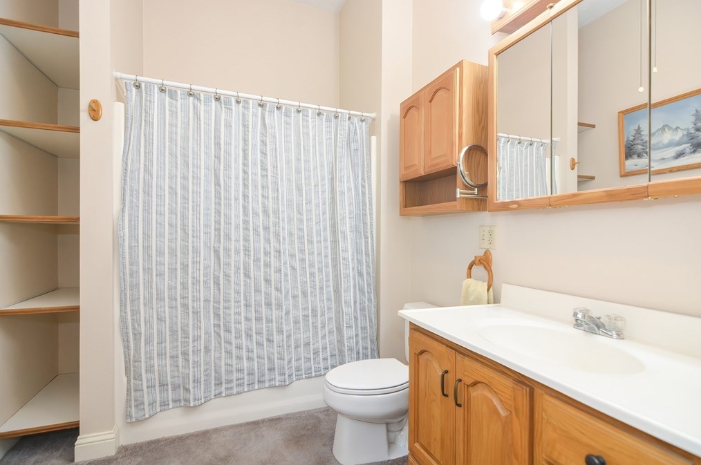 4 Evans Ln, Norfolk MA 02056-1545 exterior