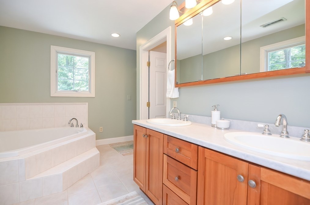 4 Evans Ln, Norfolk MA 02056-1545 exterior