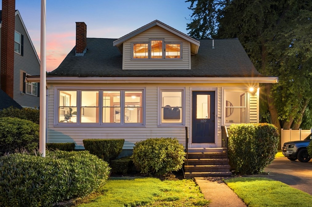 359 Quincy Shore Dr, Quincy, MA 02171-1846